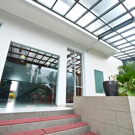 Front One Hotel Pasir Koja 万隆 外观 照片