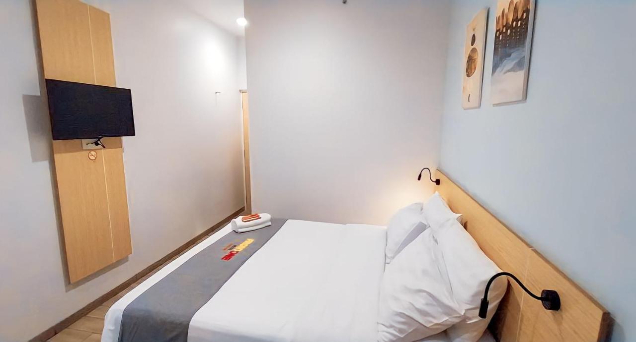 Front One Hotel Pasir Koja 万隆 外观 照片