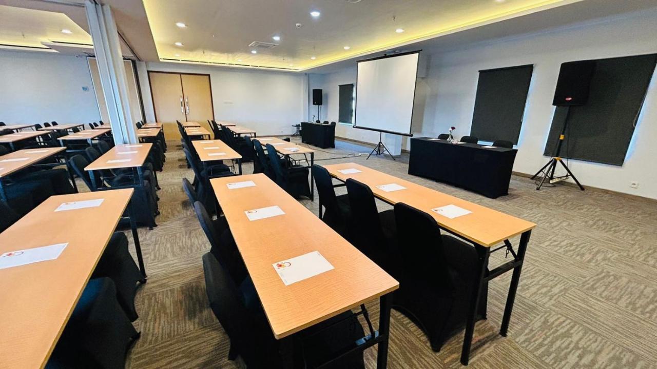 Front One Hotel Pasir Koja 万隆 外观 照片