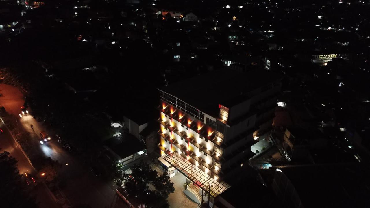 Front One Hotel Pasir Koja 万隆 外观 照片