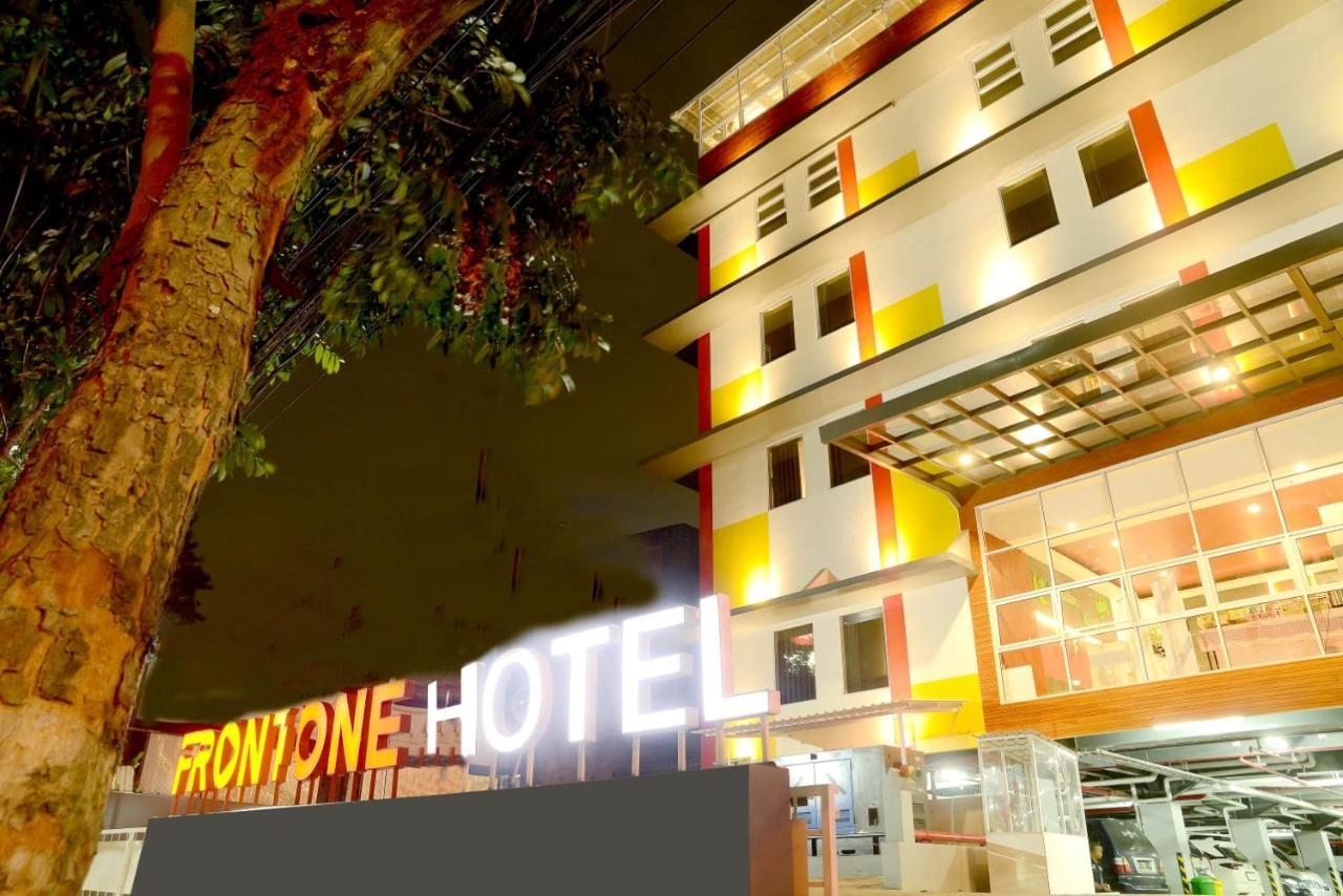 Front One Hotel Pasir Koja 万隆 外观 照片