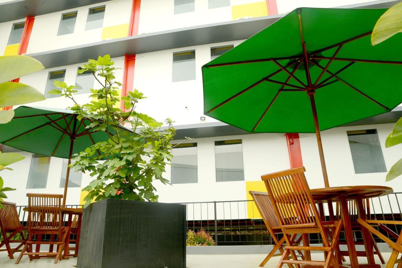 Front One Hotel Pasir Koja 万隆 外观 照片