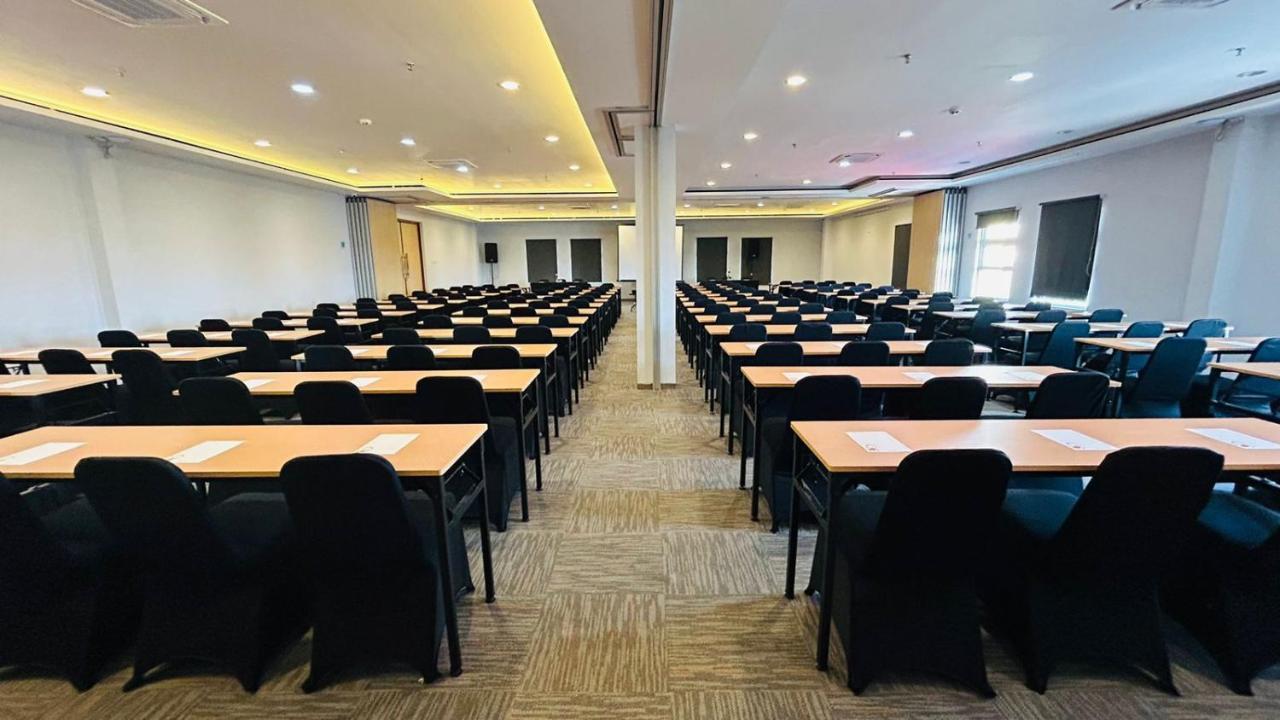 Front One Hotel Pasir Koja 万隆 外观 照片