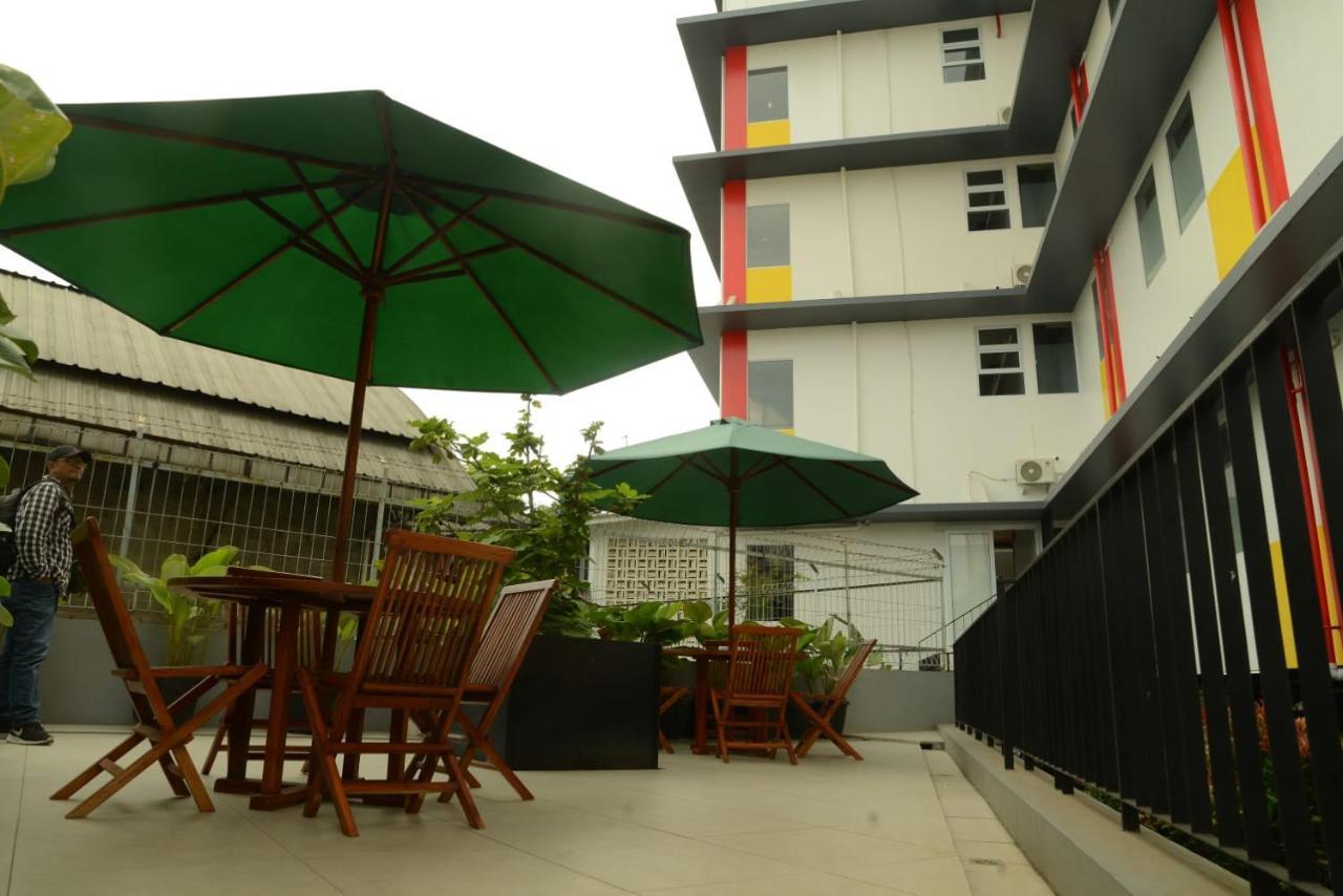 Front One Hotel Pasir Koja 万隆 外观 照片