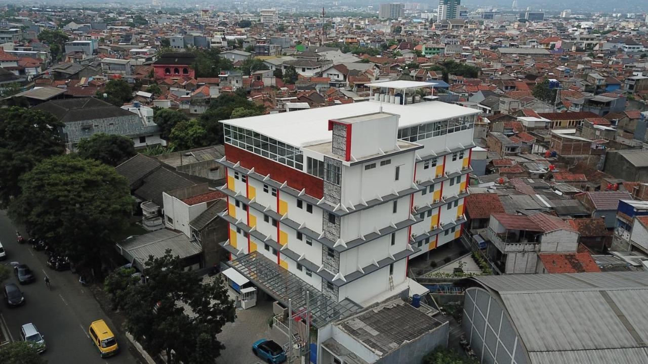 Front One Hotel Pasir Koja 万隆 外观 照片