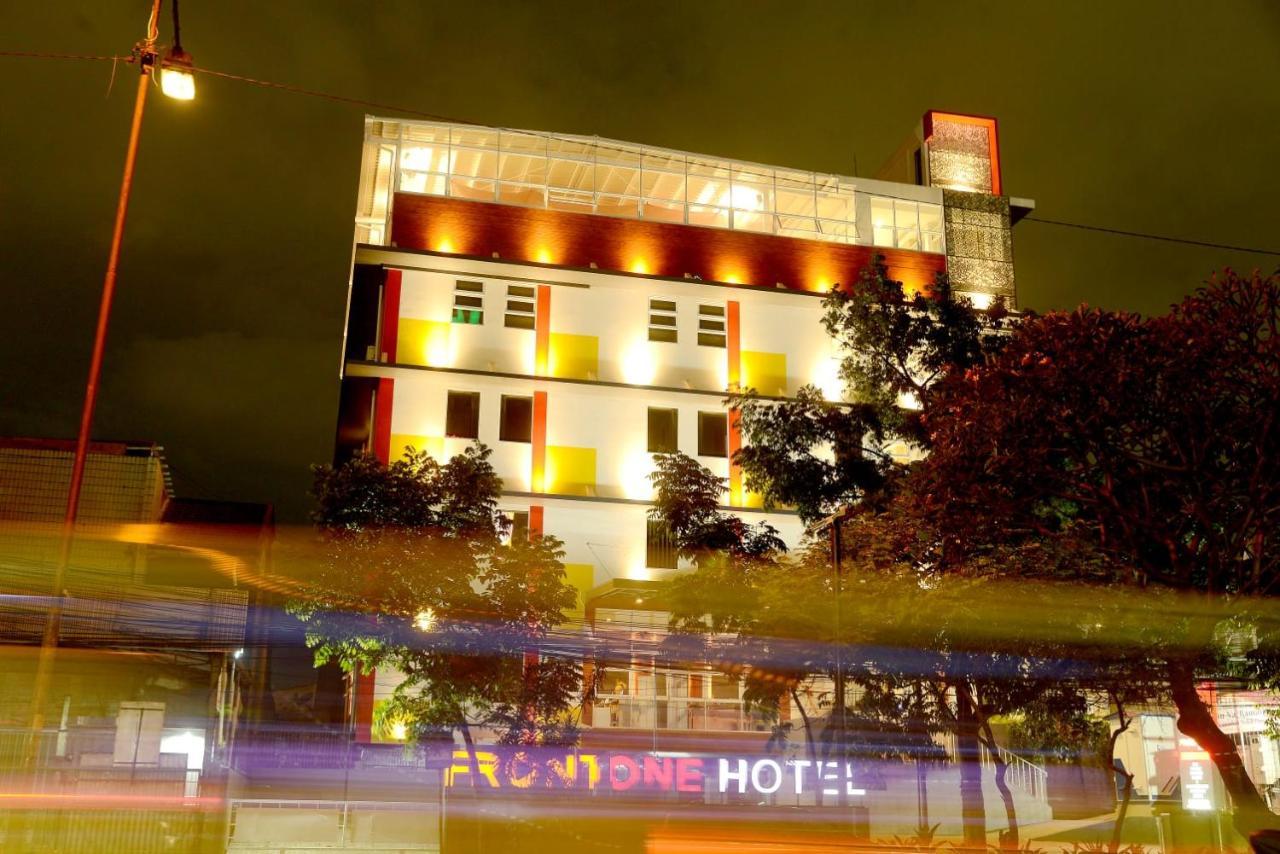 Front One Hotel Pasir Koja 万隆 外观 照片