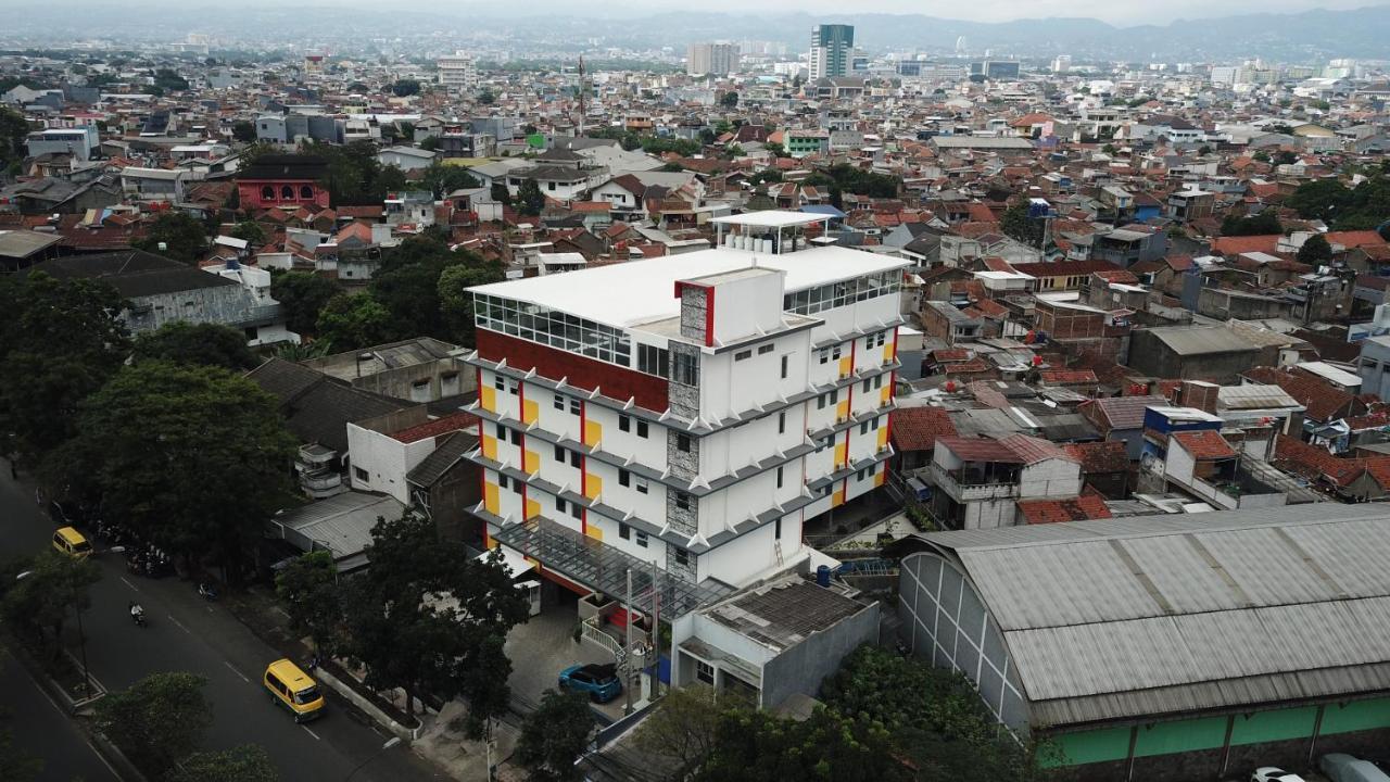 Front One Hotel Pasir Koja 万隆 外观 照片