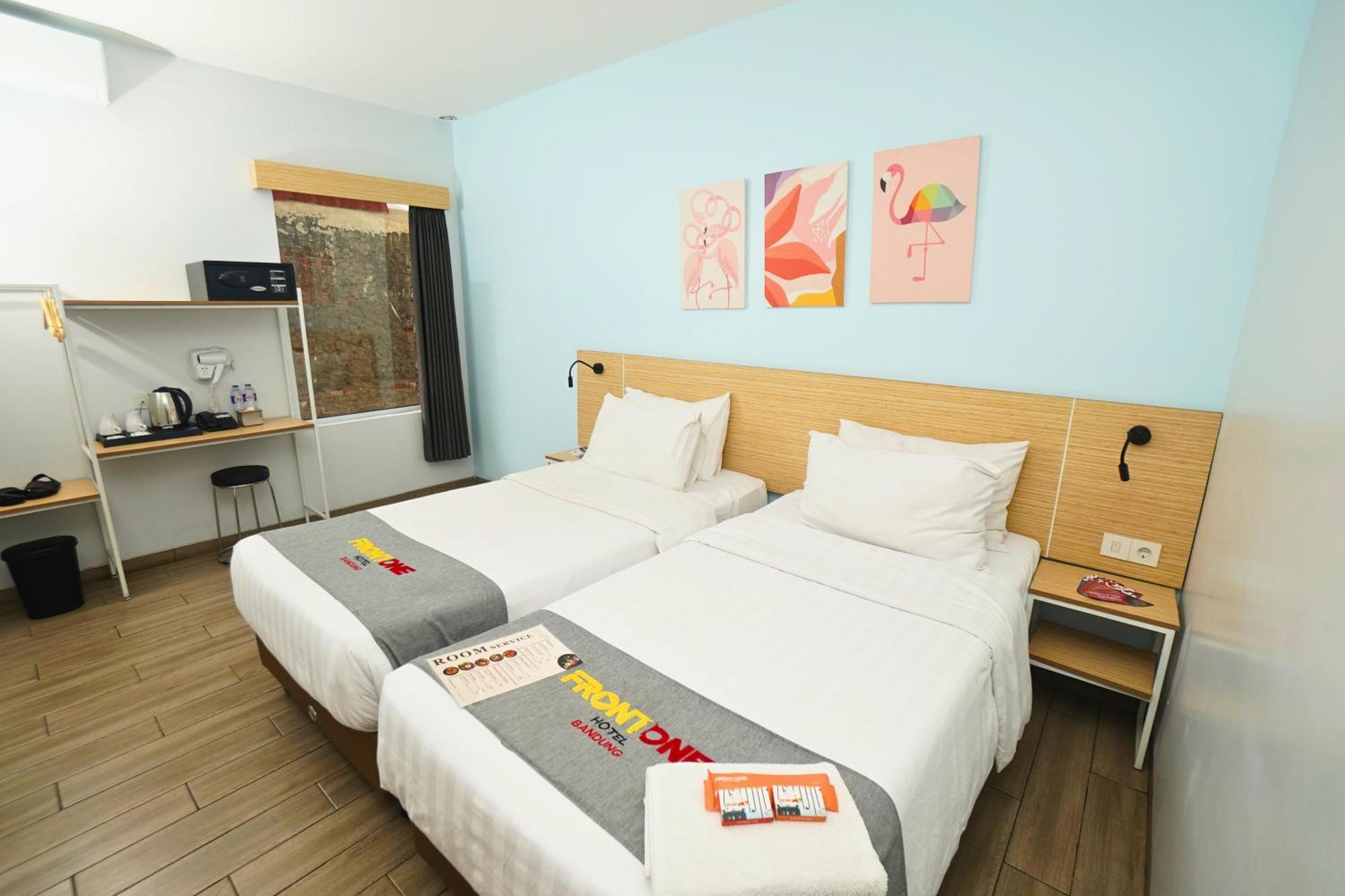 Front One Hotel Pasir Koja 万隆 外观 照片