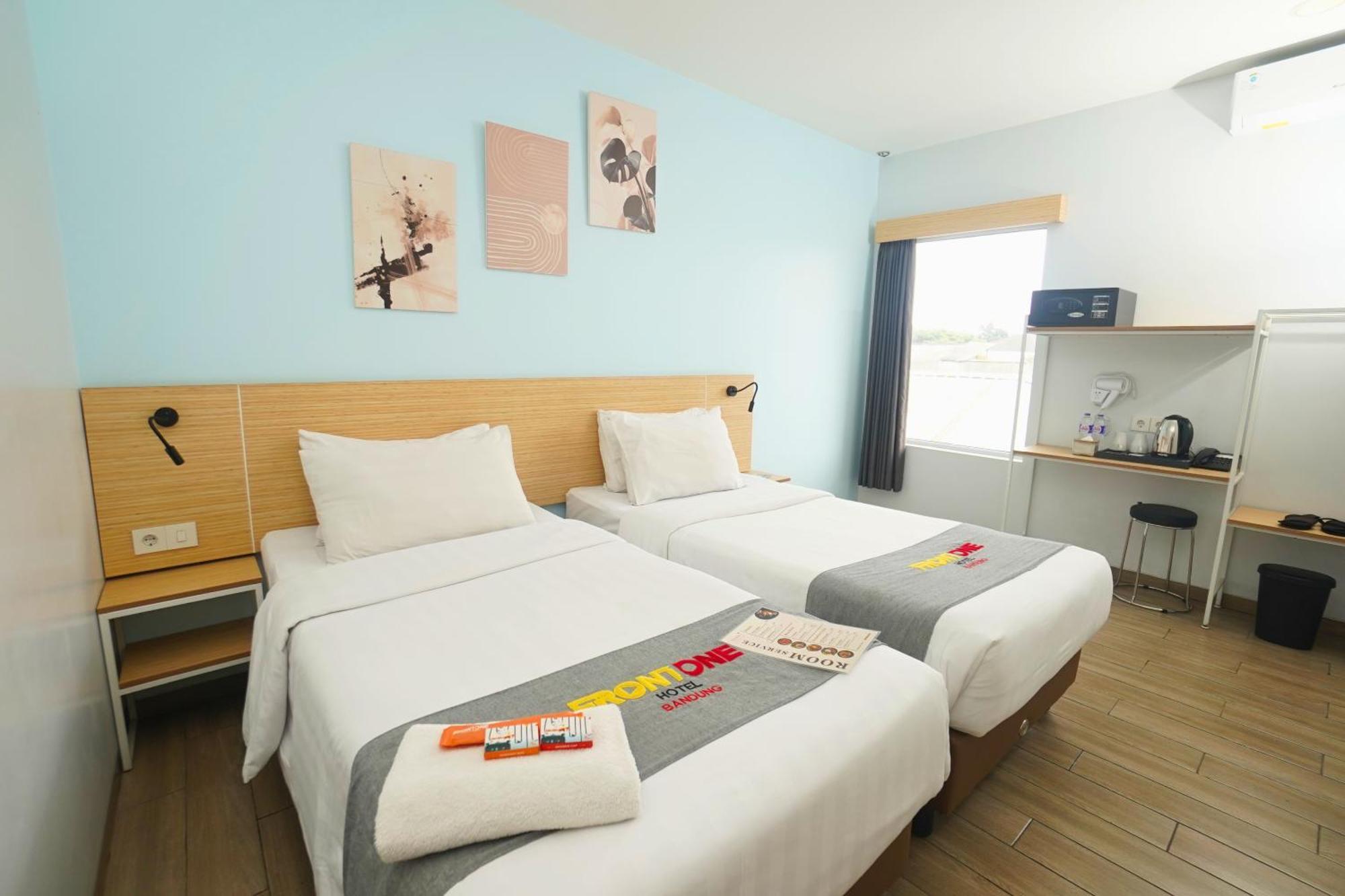Front One Hotel Pasir Koja 万隆 外观 照片