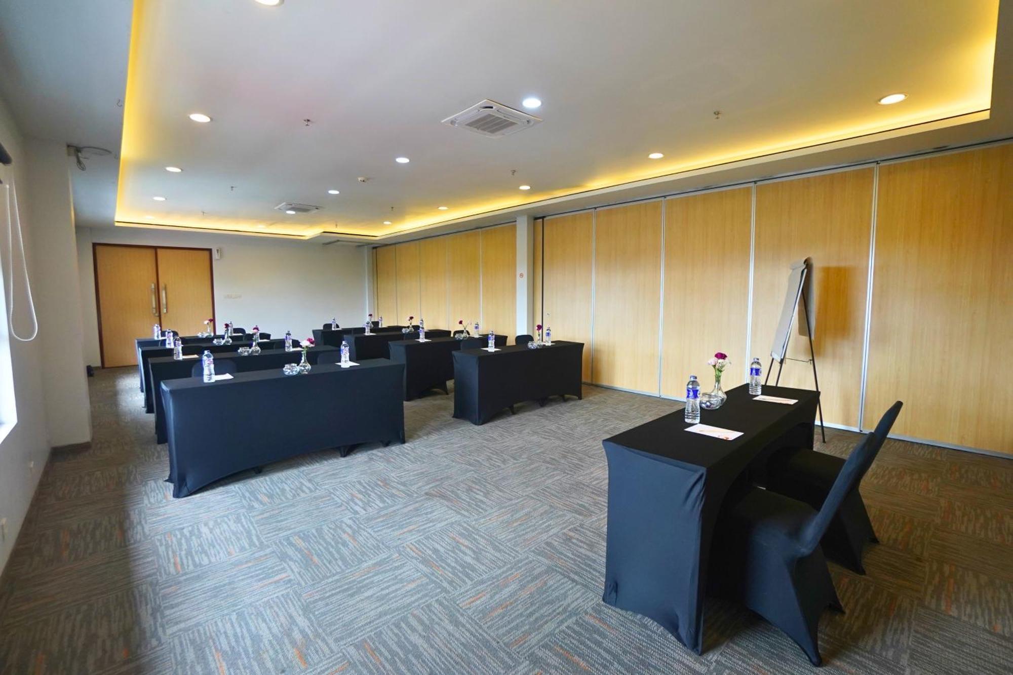 Front One Hotel Pasir Koja 万隆 外观 照片