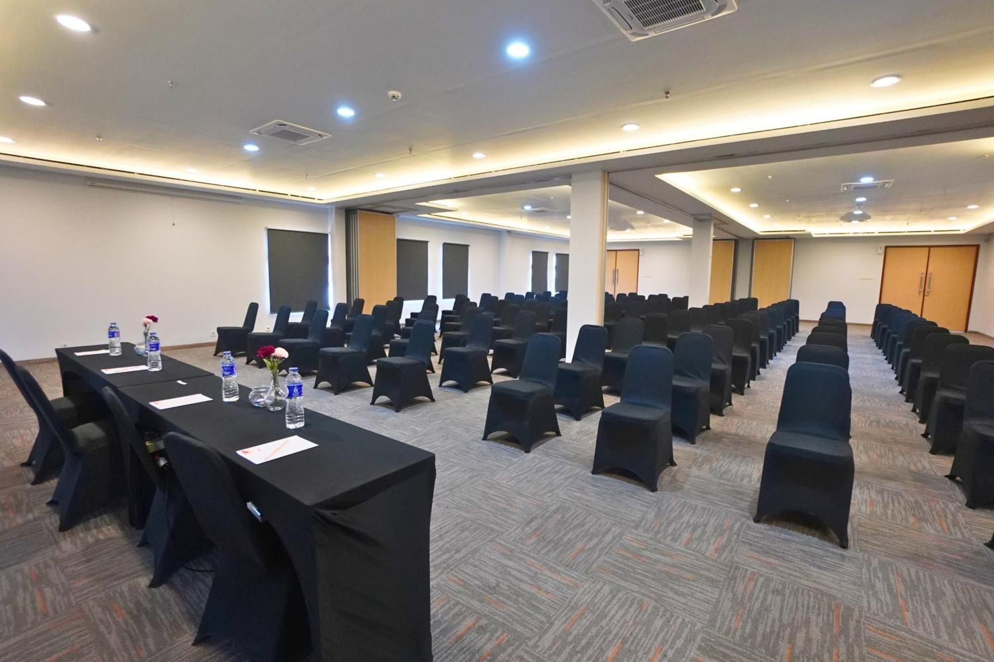 Front One Hotel Pasir Koja 万隆 外观 照片