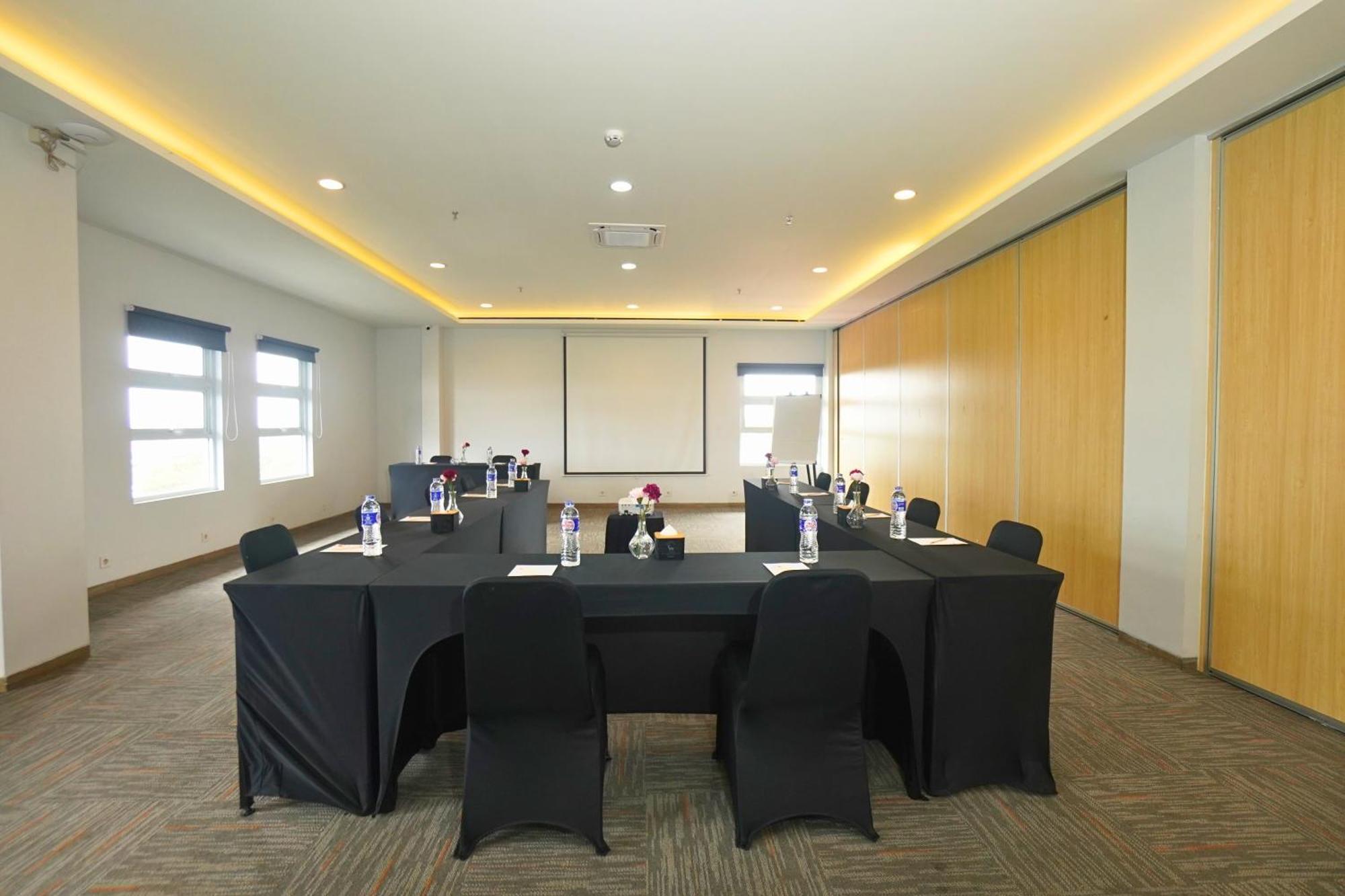 Front One Hotel Pasir Koja 万隆 外观 照片