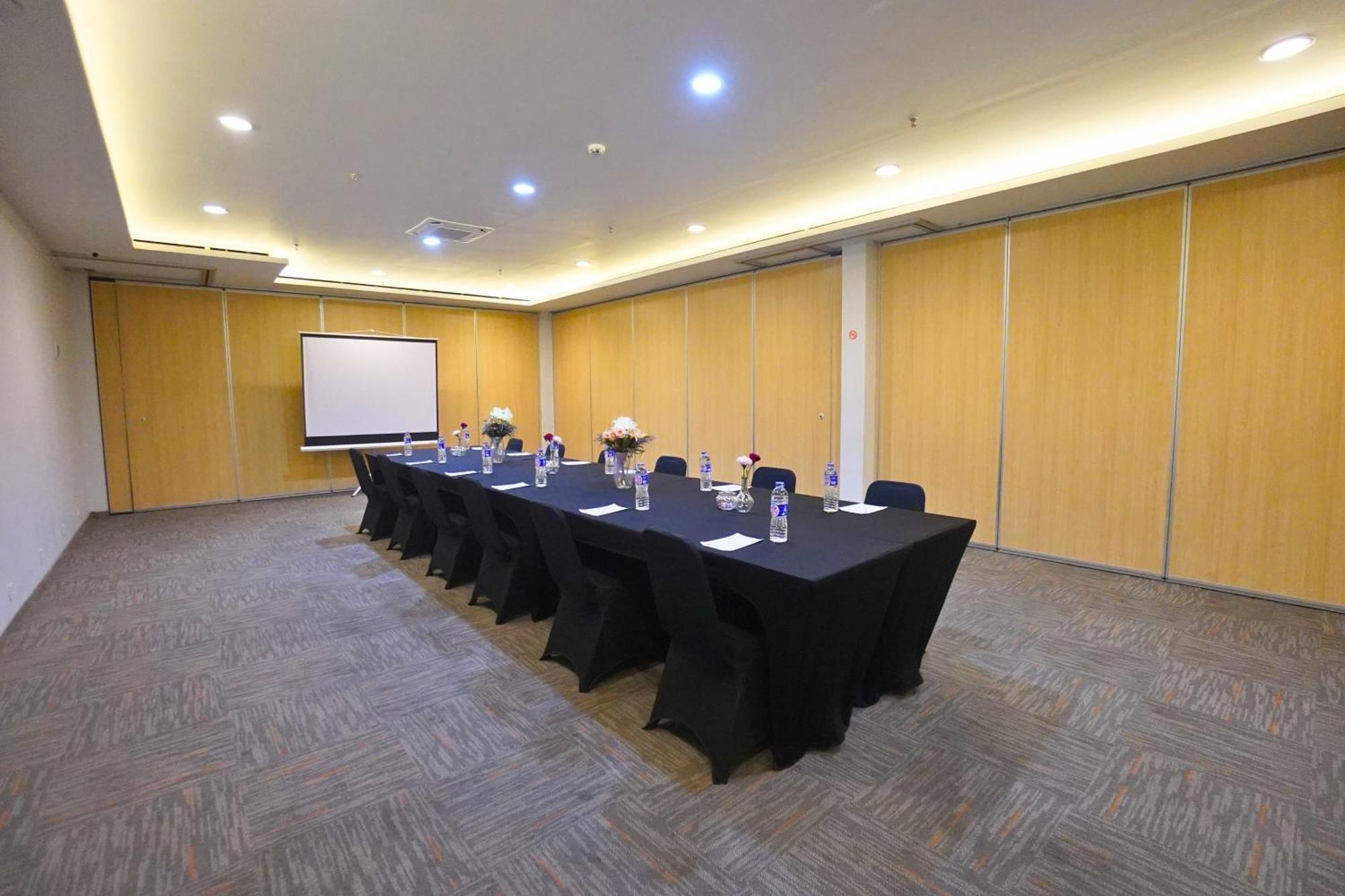 Front One Hotel Pasir Koja 万隆 外观 照片