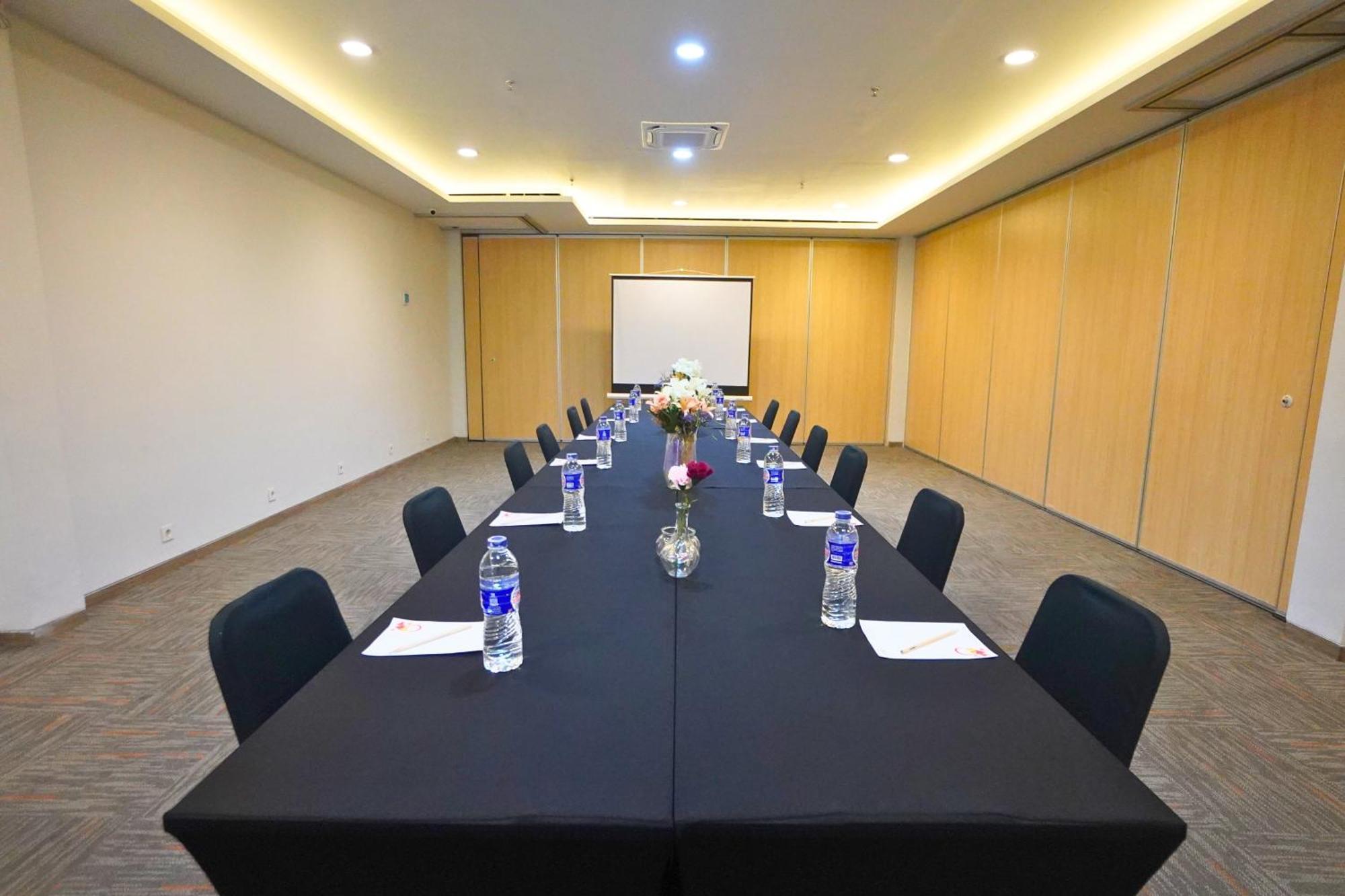 Front One Hotel Pasir Koja 万隆 外观 照片