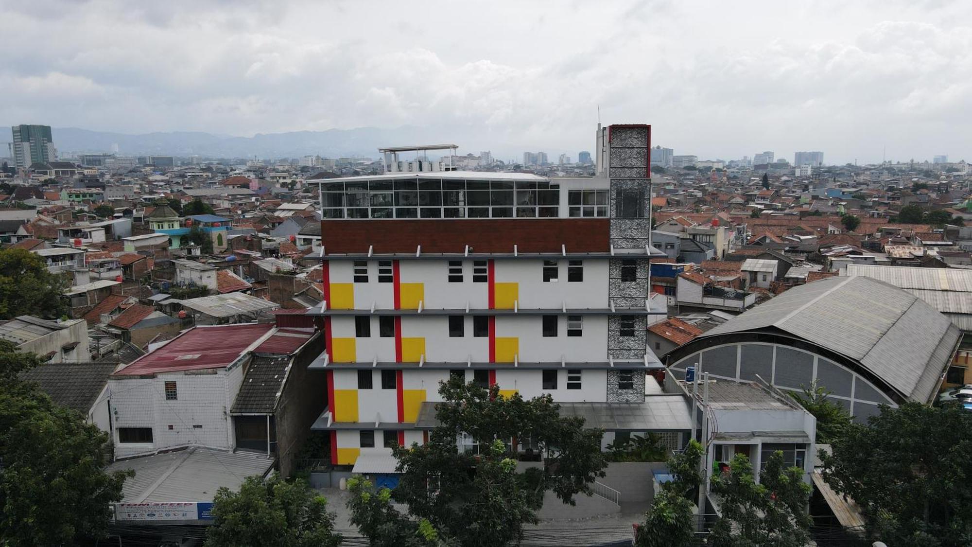 Front One Hotel Pasir Koja 万隆 外观 照片