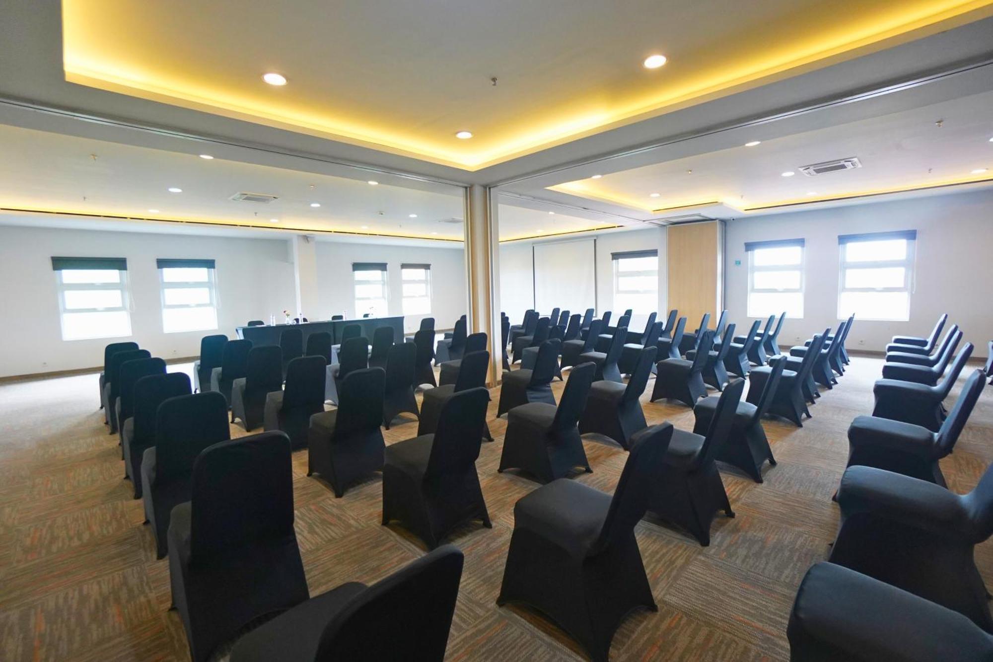 Front One Hotel Pasir Koja 万隆 外观 照片
