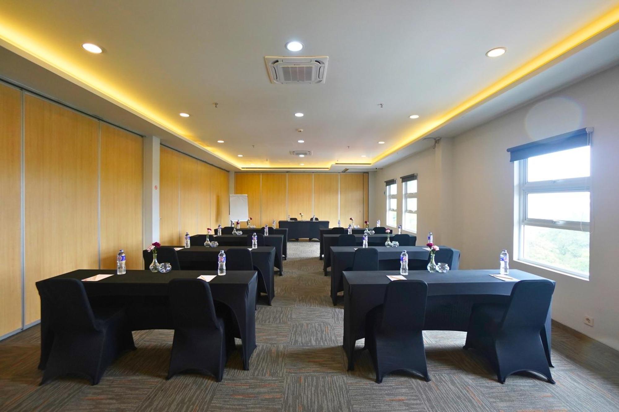 Front One Hotel Pasir Koja 万隆 外观 照片