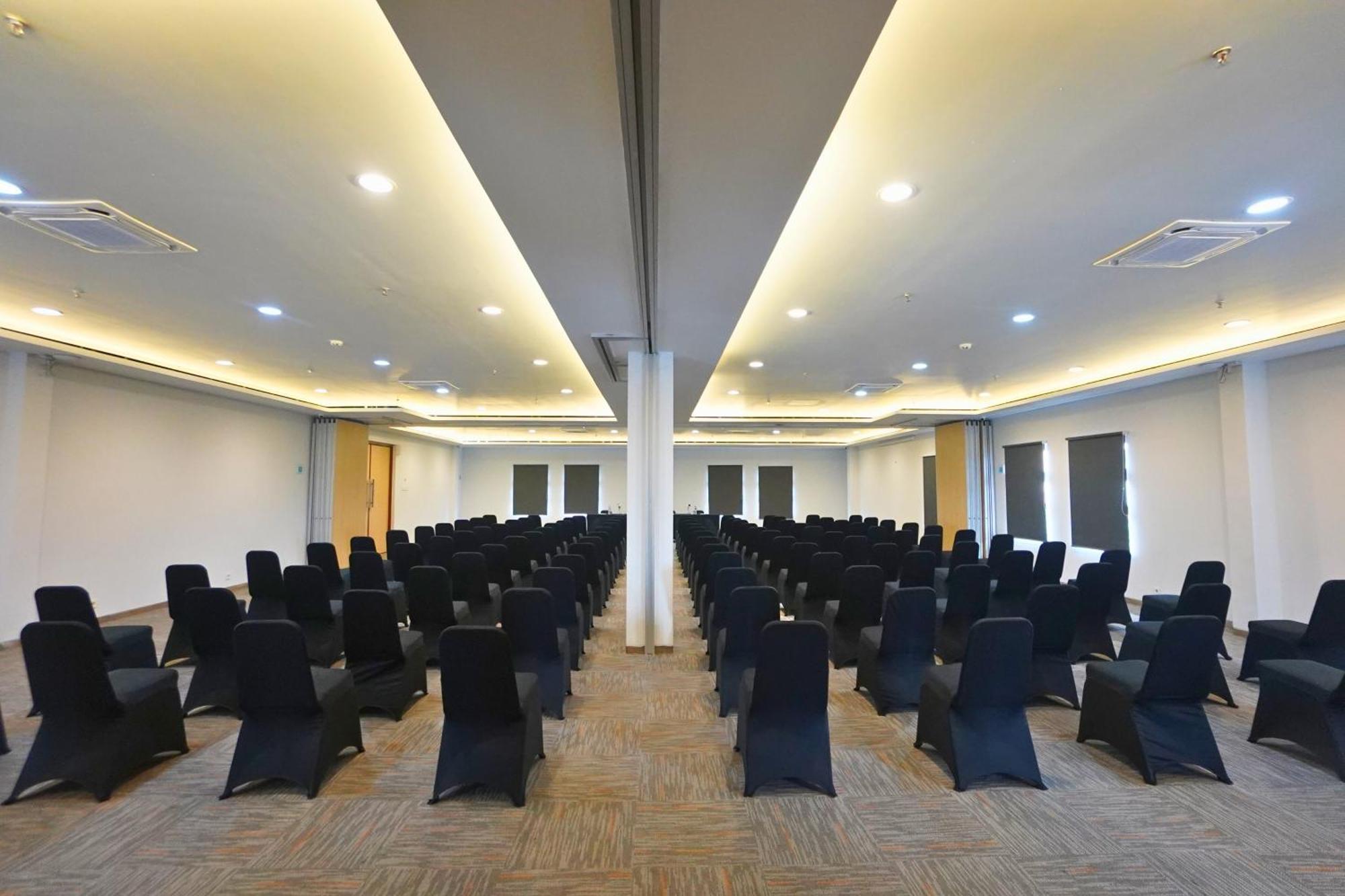 Front One Hotel Pasir Koja 万隆 外观 照片