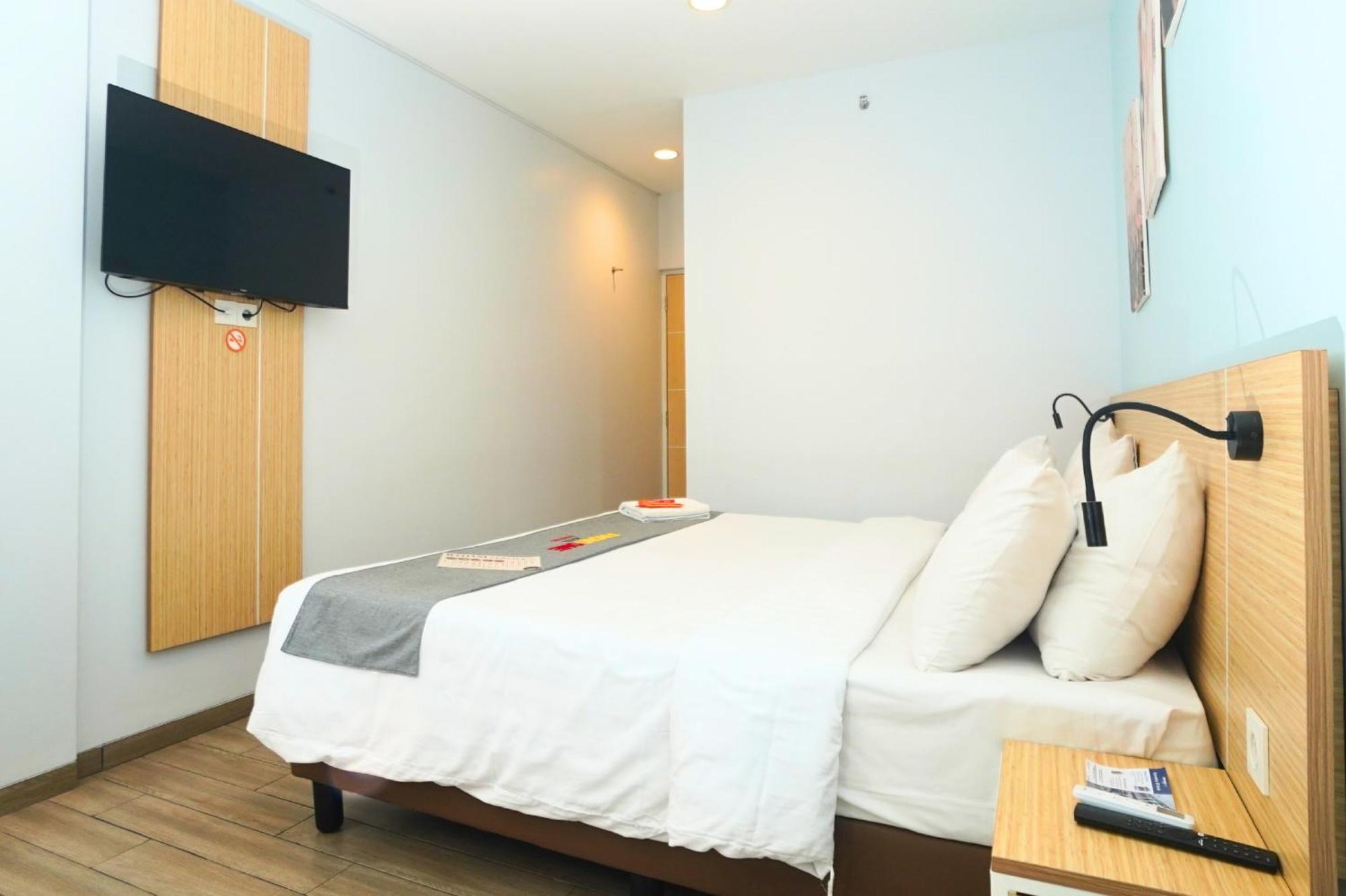 Front One Hotel Pasir Koja 万隆 外观 照片