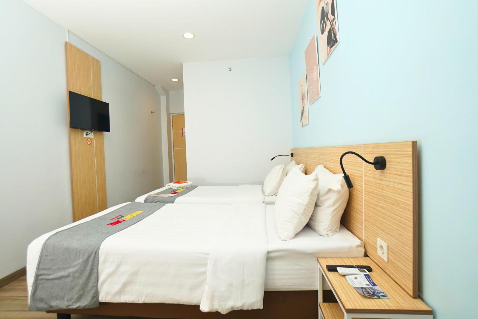 Front One Hotel Pasir Koja 万隆 外观 照片